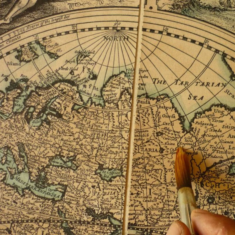 Colorazione a mano di una cartografia storica su tela antica Zoffoli.