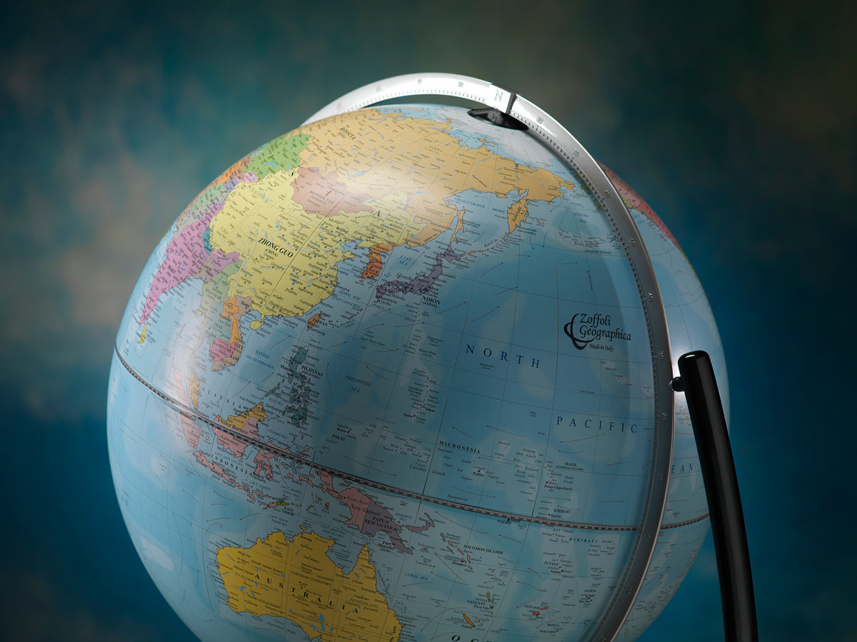 Dettaglio della cartografia politica azzurra e del meridiano del mappamondo Vega Zoffoli.