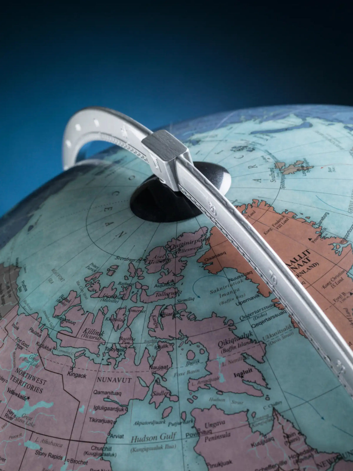 Zoffoli Vega: close-up of the Aquamarine globe's top pivot and metal meridian.