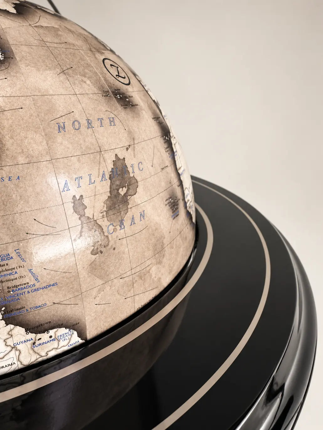 Zoffoli Elegance: Noir globe bar detail showing the pale world map and dark horizontal ring.