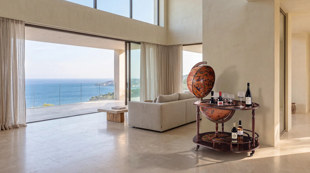 Mappamondo bar Artemide Zoffoli in un soggiorno con vista sul mare.