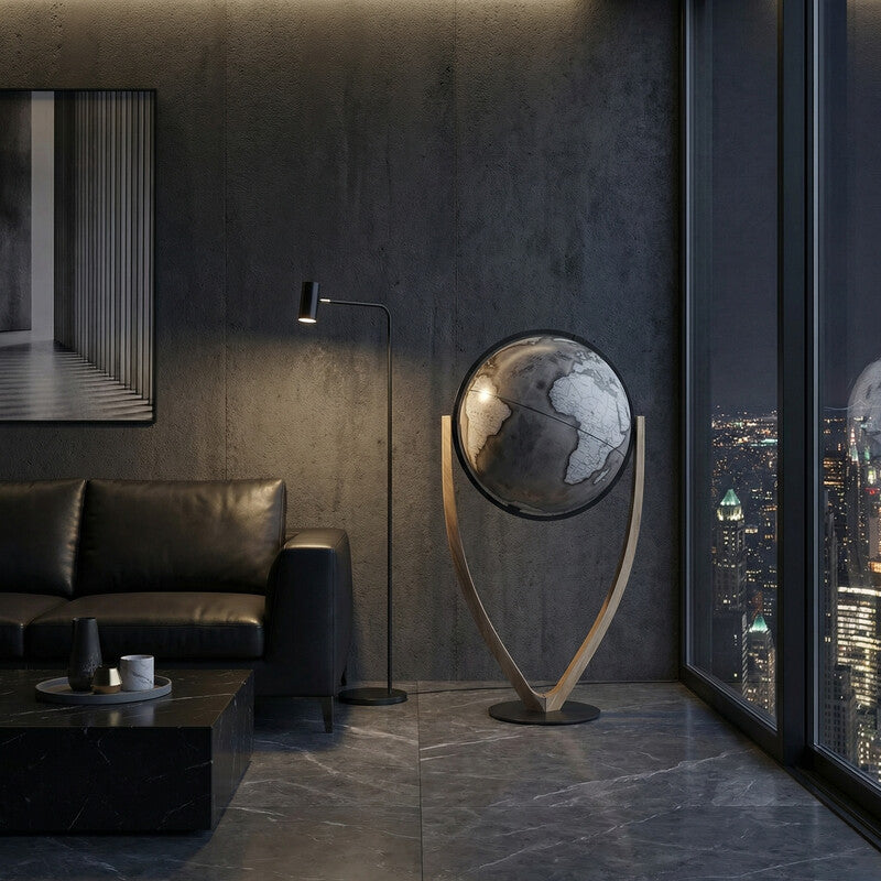 Mappamondo Vertigo Noir Zoffoli in un soggiorno con poltrona e ampia vetrata.