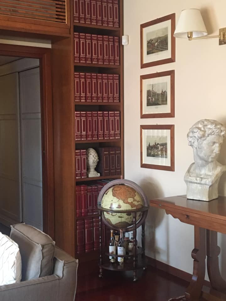 Mappamondo bar Zoffoli in un soggiorno con poltrona e quadri alla parete.