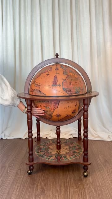 Mappamondo bar Zoffoli con cartografia classica davanti a una tenda chiara.