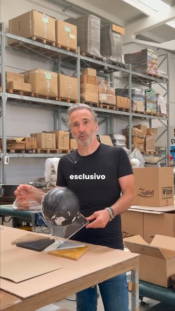 Cliente con un mappamondo Zoffoli nel laboratorio.