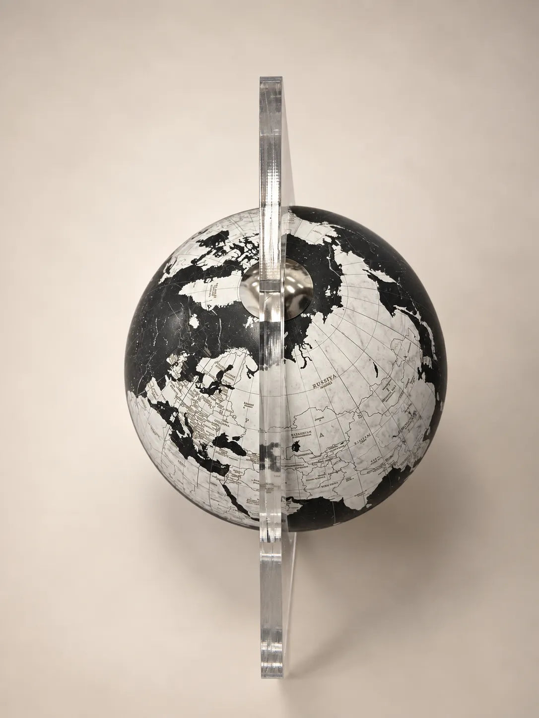 Zoffoli Aria: Black globe viewed edge-on in its clear rectangular frame.