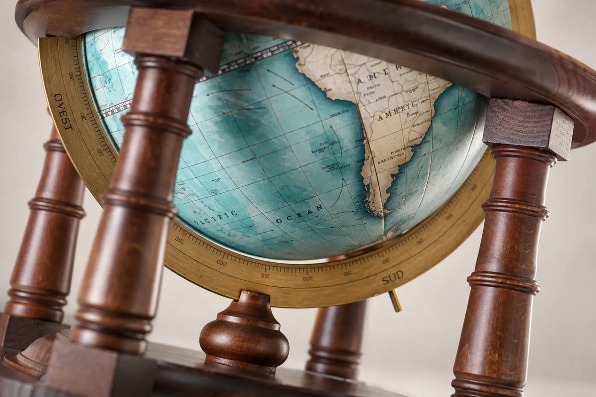 Zoffoli Cassini: close-up of the lower blue hemisphere, wooden frame and meridian.