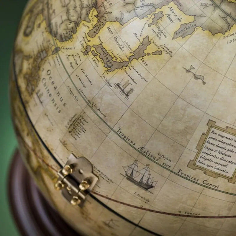 Dettaglio della cartografia storica del mappamondo bar Giove Old White Zoffoli.