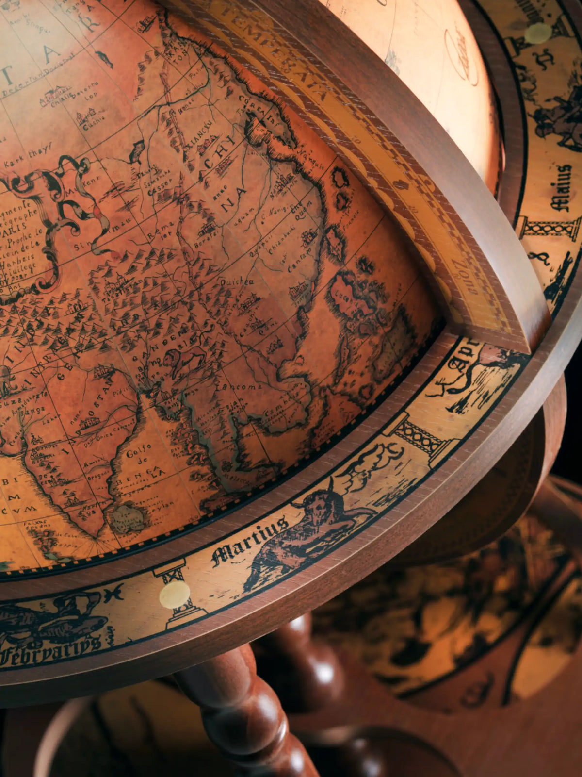 Detail of the Giunone Classic globe bar showing the antique-style map and curved wooden ring.