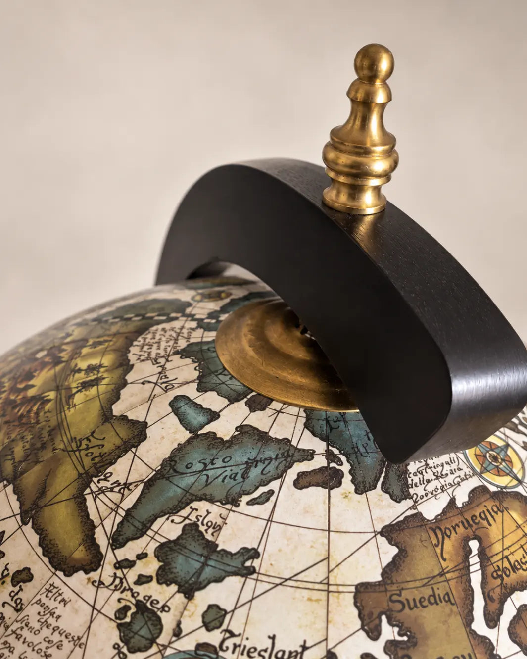 Zoffoli Vulcano: close-up of the world map, dark wooden ring and brass-coloured finial.