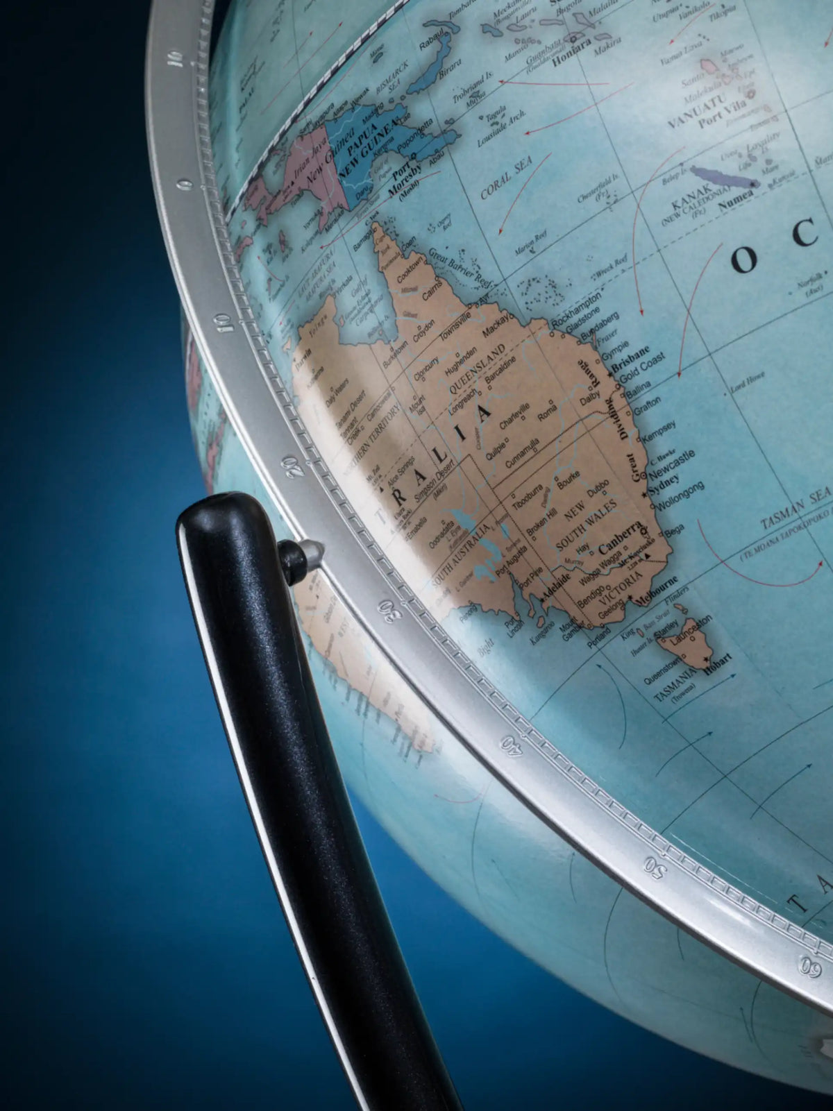 Dettaglio della cartografia Acquamarina e del meridiano del mappamondo Vega Zoffoli.