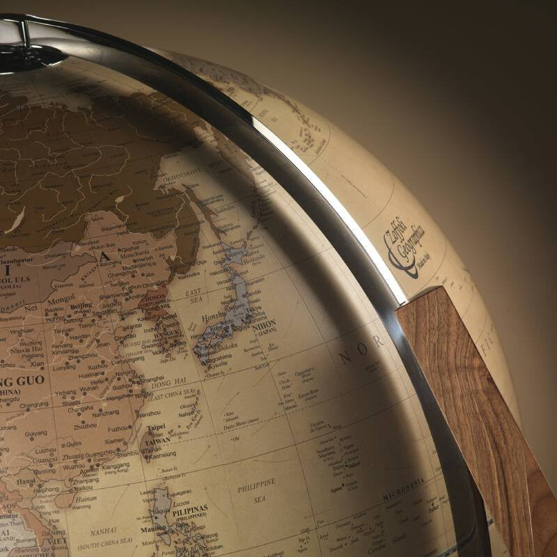 Zoffoli Vertigo: close-up of the Apricot world map and metal meridian ring.