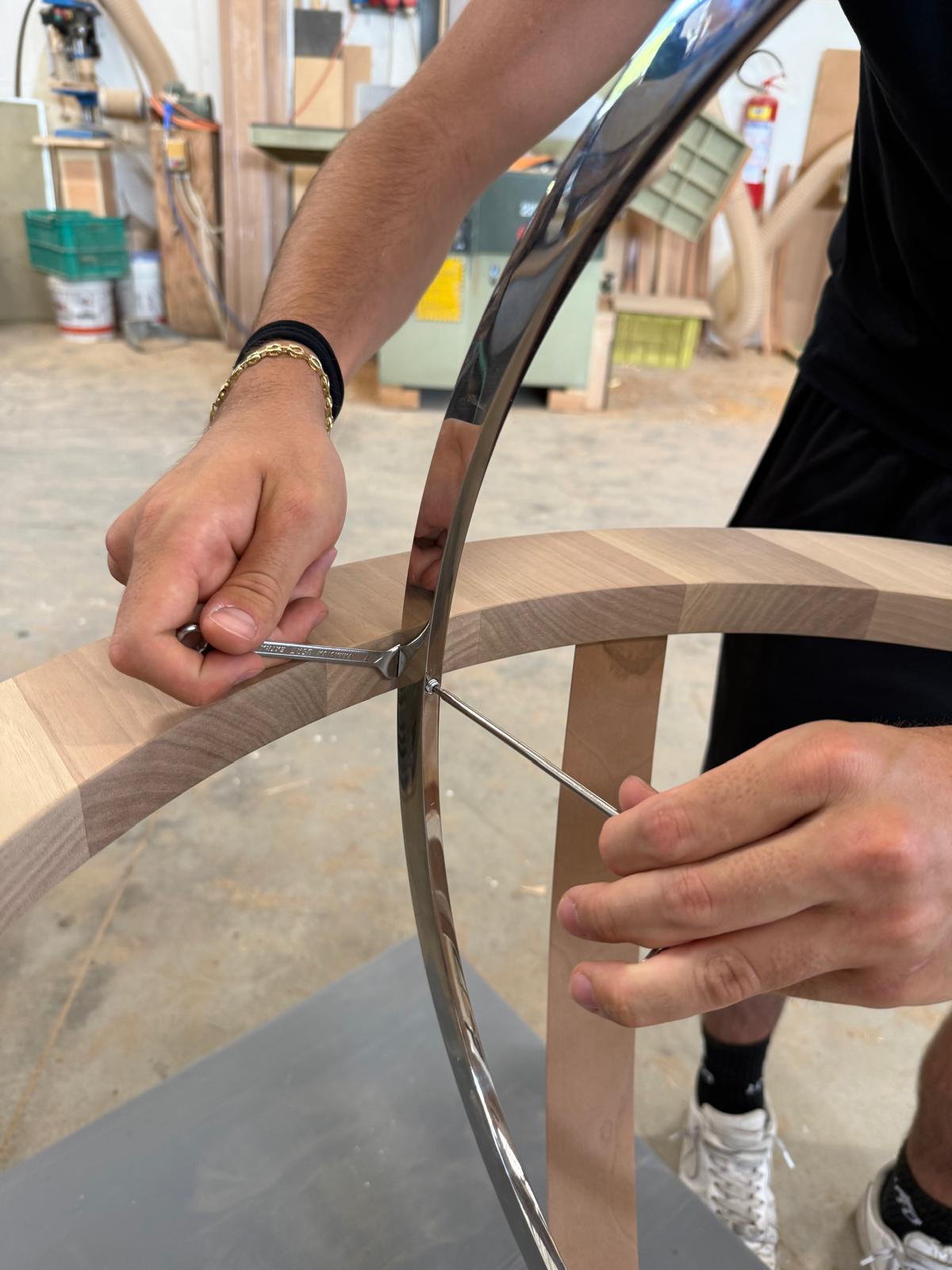 Levigazione manuale dell'anello in legno di un mappamondo Zoffoli.