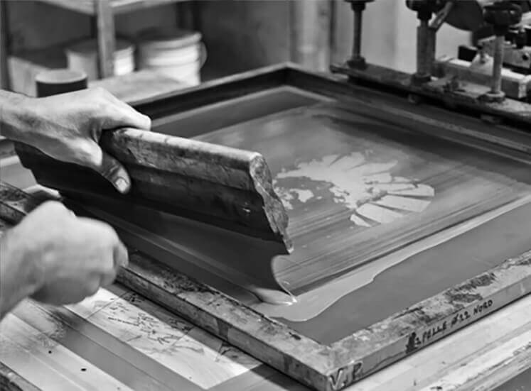 Stampa artigianale della cartografia con telaio serigrafico.