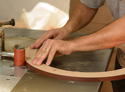 Lavorazione manuale di un anello in legno per un mappamondo Zoffoli.