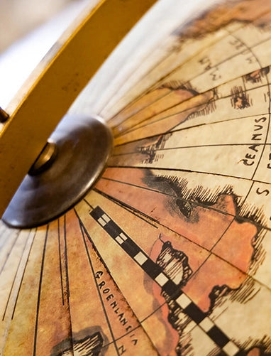 Dettaglio della cartografia storica e del perno del mappamondo Colosso Zoffoli.
