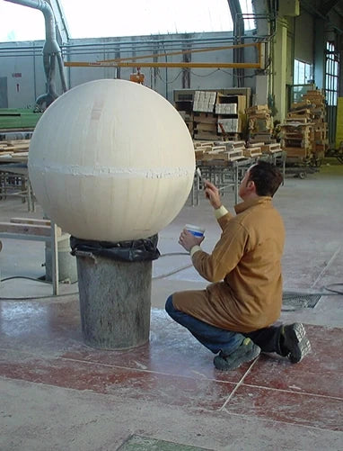 Lavorazione della grande sfera di un mappamondo nel laboratorio Zoffoli.