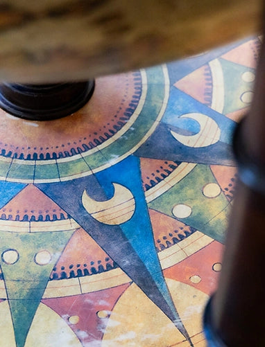 Dettaglio della decorazione zodiacale di un grande mappamondo Zoffoli.