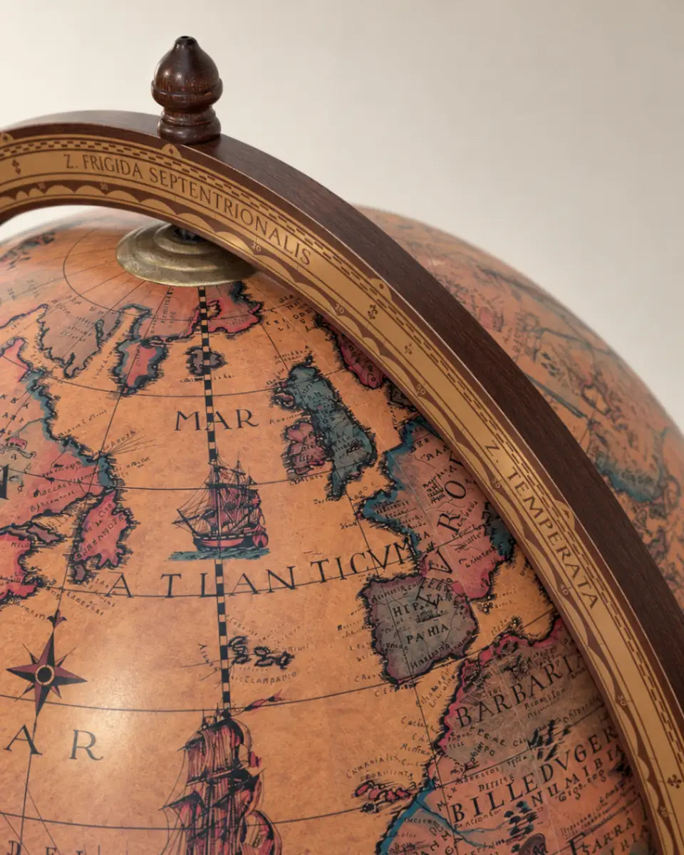 Close-up of the Dedalo Classic globe's world map, wooden meridian and top finial.
