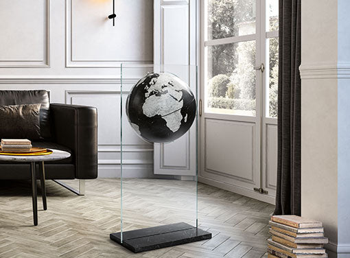 Mappamondo da terra moderno Zoffoli con cartografia in bianco e nero in un interno luminoso.