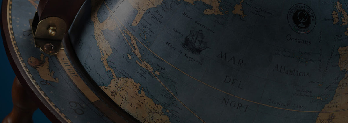 Dettaglio di una cartografia storica azzurra su un mappamondo.