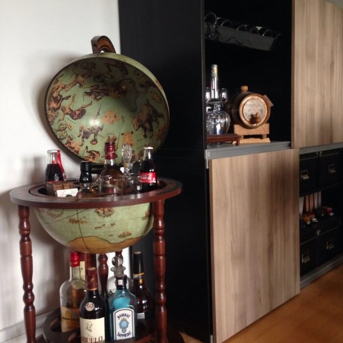 Mappamondo bar Zoffoli con cartografia Laguna aperto con bottiglie e bicchieri.