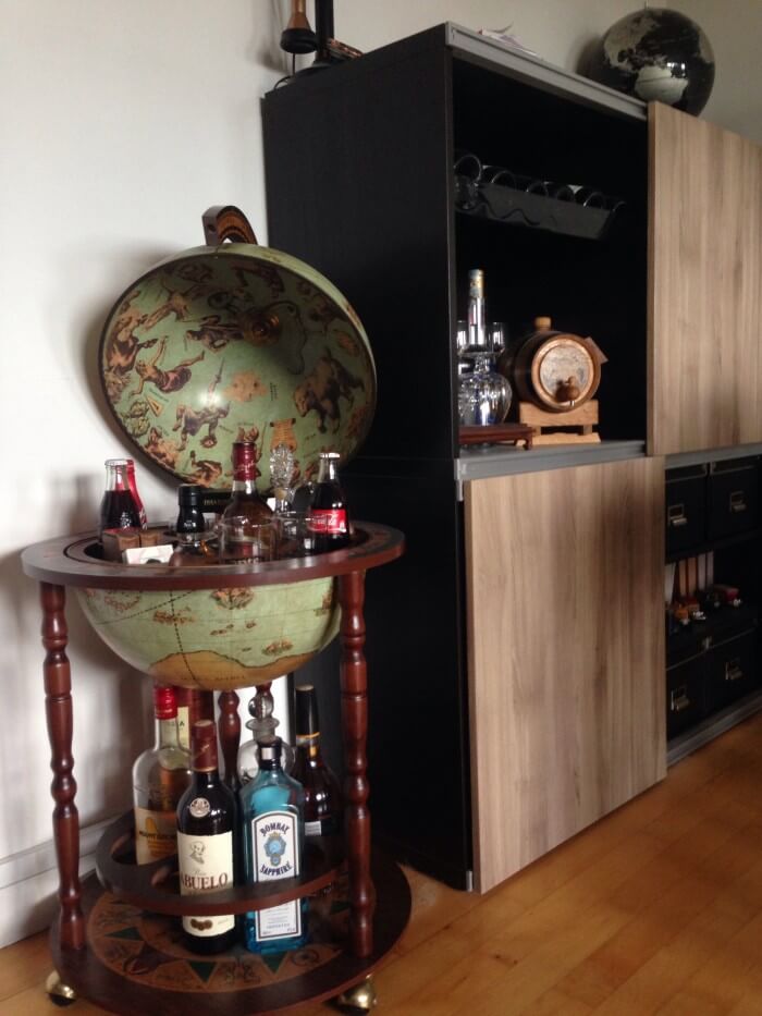 Mappamondo bar Zoffoli con cartografia Laguna aperto con bottiglie e bicchieri.