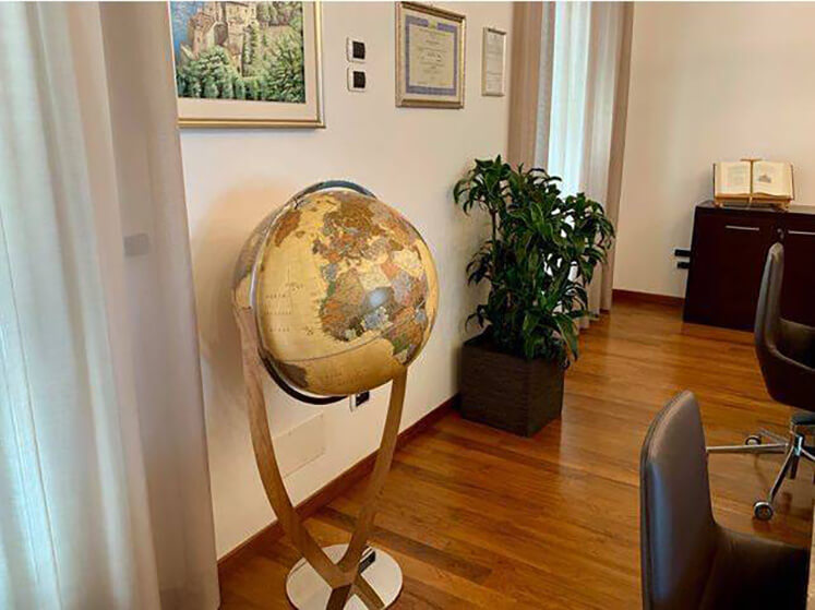 Mappamondo da terra Vertigo Albicocca Zoffoli in un ufficio.