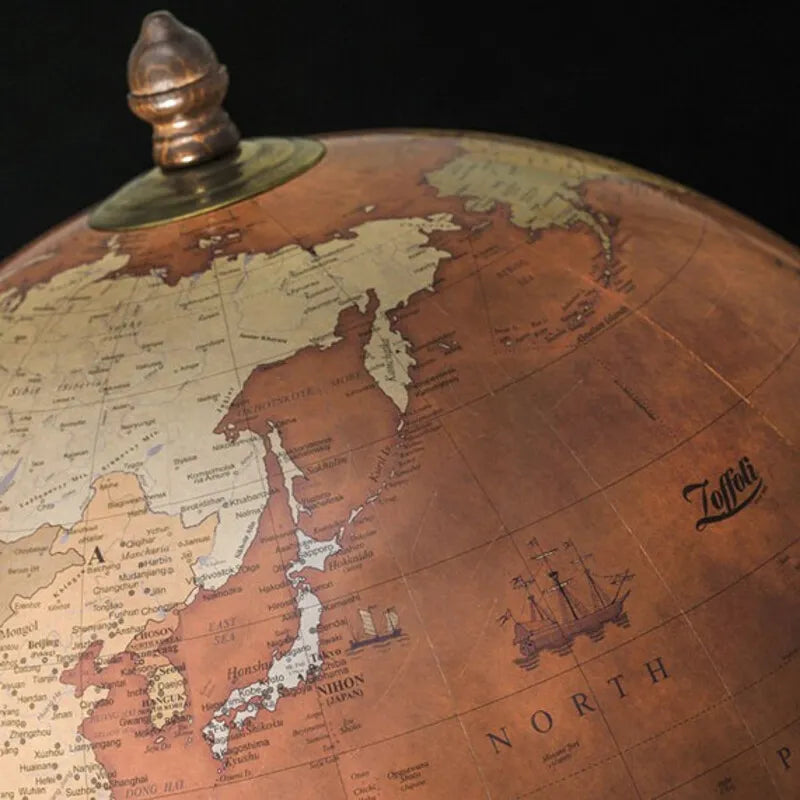 Zoffoli Petra: close-up of the brown world map and wooden top finial.