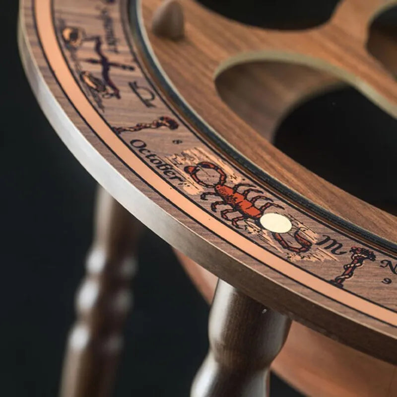 Zoffoli Petra: close-up of the decorated horizontal ring and glass compartments.