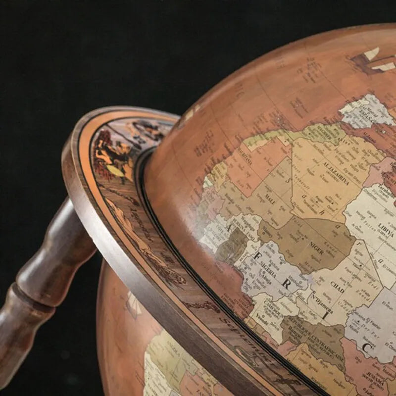 Zoffoli Petra: close-up of the Cognac world map and decorative horizontal ring.