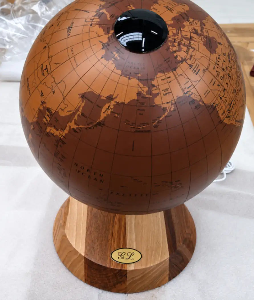 Mappamondo Orbis Zoffoli con targhetta dorata personalizzata sulla base in legno.