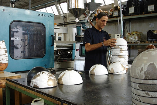Lavorazione delle sfere nel reparto di produzione Zoffoli in una fotografia d'archivio.
