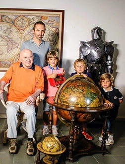 Fotografia di famiglia con mappamondi bar Zoffoli.