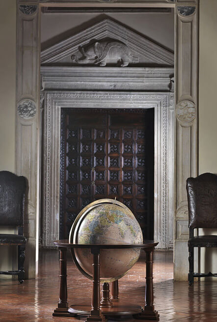 Mappamondo bar Zoffoli chiuso in un interno con cornice architettonica.