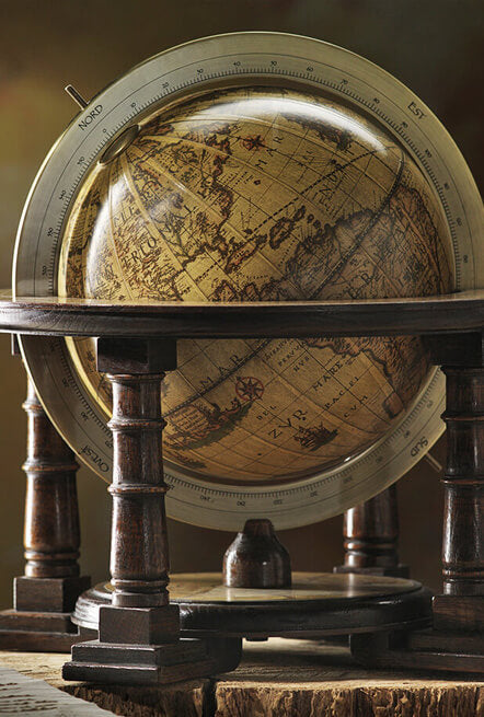 Dettaglio di un mappamondo bar Zoffoli con cartografia classica e sostegni in legno.