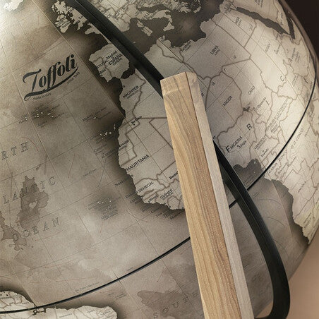 Dettaglio della cartografia Noir e del sostegno in legno del mappamondo Vertigo Zoffoli.