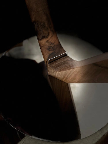 Dettaglio del sostegno in legno e della base metallica del mappamondo Vertigo Zoffoli.